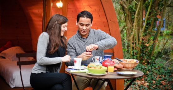 Prendre-son-petit-dejeuner-devant-la-cabane-glamping---Maison-de-l-Omignon---Picardie---Vermand