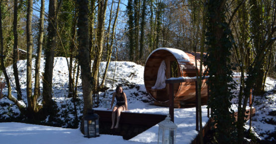 relaxation après le sauna dehors sous la neige