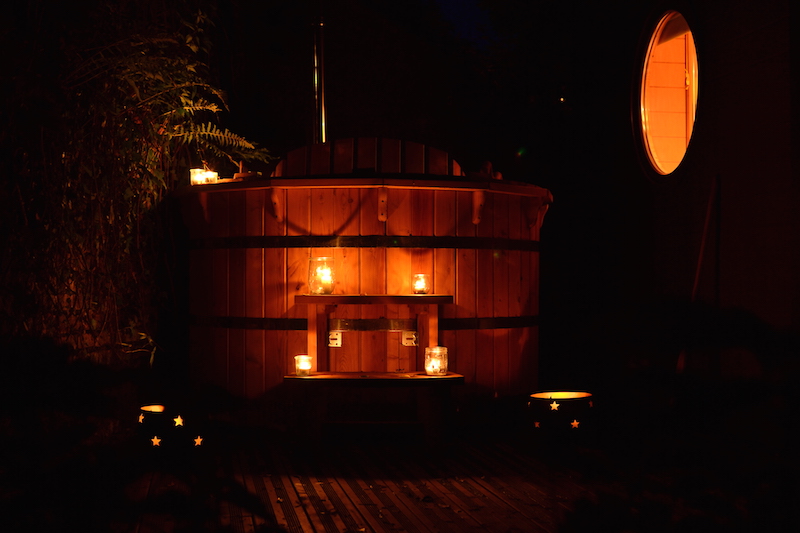spa-bain-nordique-la-nuit-avec-bougies-ambiance-romantique