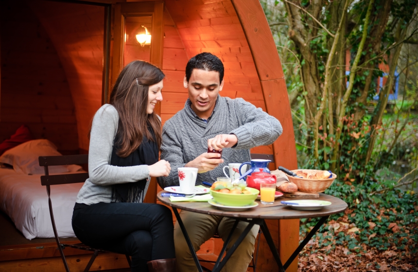 Prendre-son-petit-dejeuner-devant-la-cabane-glamping---Maison-de-l-Omignon---Picardie---Vermand