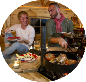 Savourer-des-grillades-dans-le-chalet-finlandais-omignon