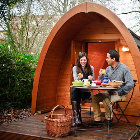 petit-déjeuner en couple séjour insolite dans la cabane pod