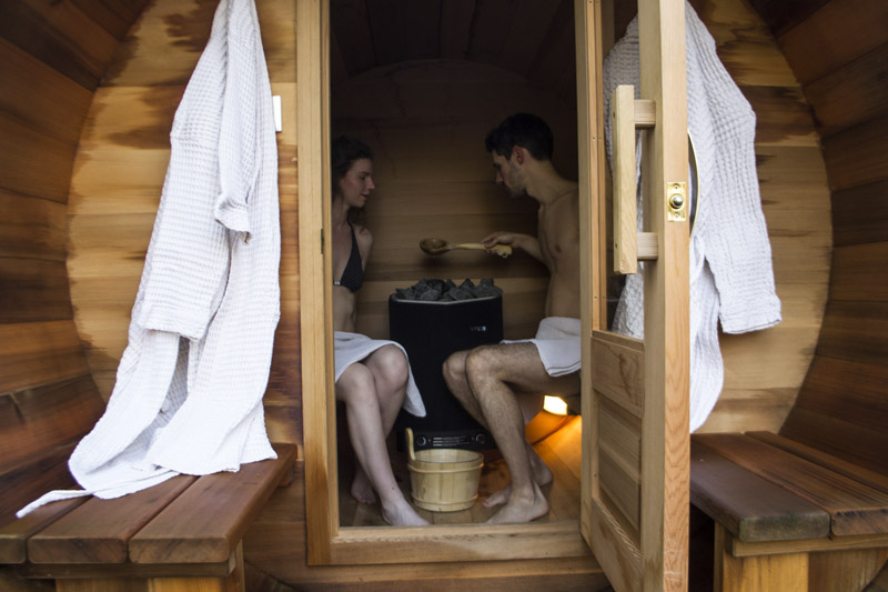 couple-sauna-nuit-insolite