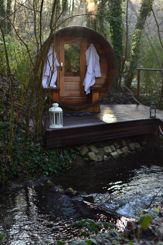 sauna avec bougies sous les étoiles