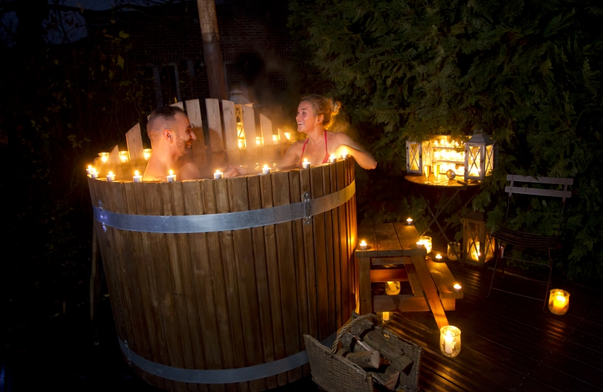 bain nordique spa finlandais la nuit avec les bougies