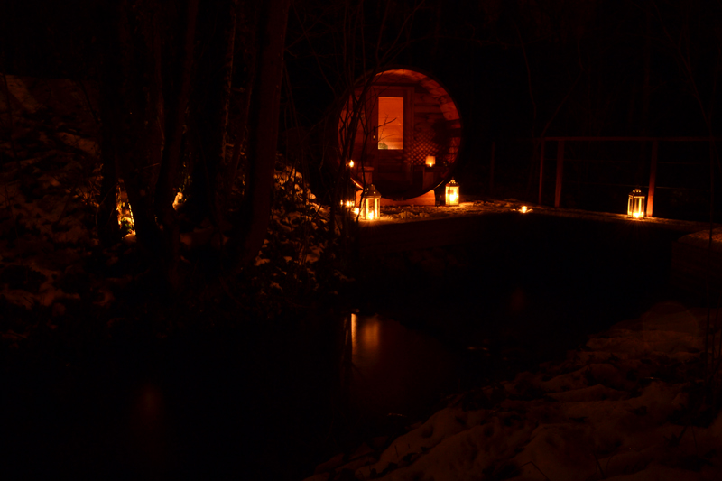 sauna de nuit avec bougies et lanternes