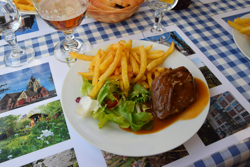 Le plat au café de la place : frites et plat de viande en sauce