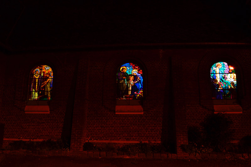Visiter la nuit les vitraux de l'église Art déco de Vermand pendant son séjour insolite