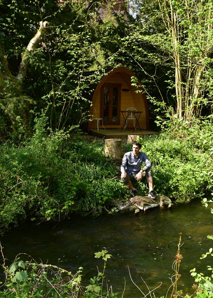 cabane-insolite-au-bord-de-l-eau