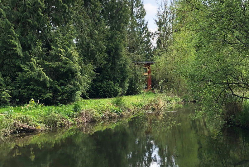 cabane-au-bord-de-l-eau-scandinave-france