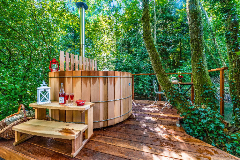 Nuit insolite en famille avec jacuzzi privatif – La Maison de l'Omignon